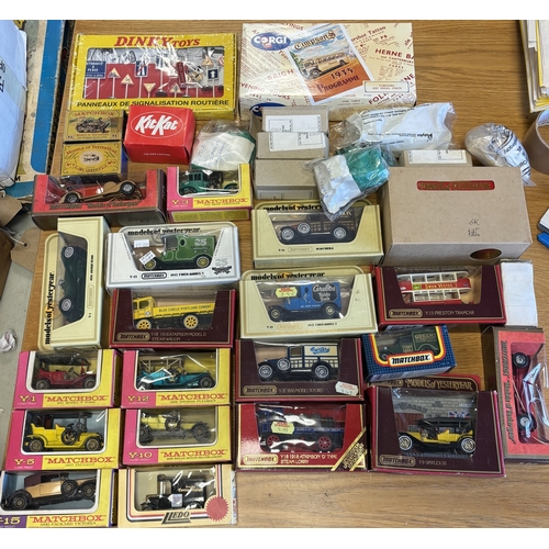 260 - Collection of generally excellent in very good boxes, mostly 1:72 scale model cars, including Matchb... 