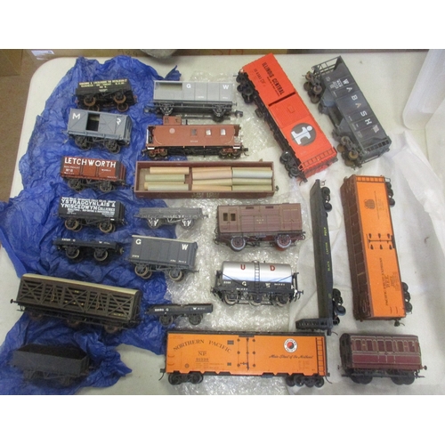 434 - Collection of unboxed O gauge locomotives, coaches and wagons, generally very good plus to excellent... 