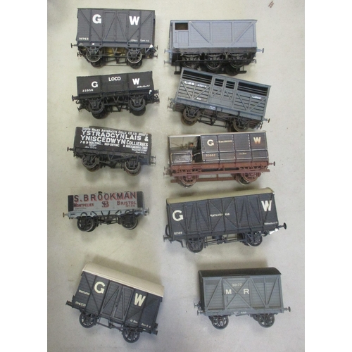 435 - Collection of unboxed O gauge coaches and wagons, mixture of kit built, part built and factory built... 