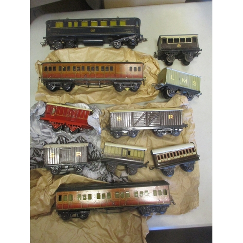 463 - Hornby. Unboxed collection of O gauge locomotives, coaches and wagons, generally near very good to n... 