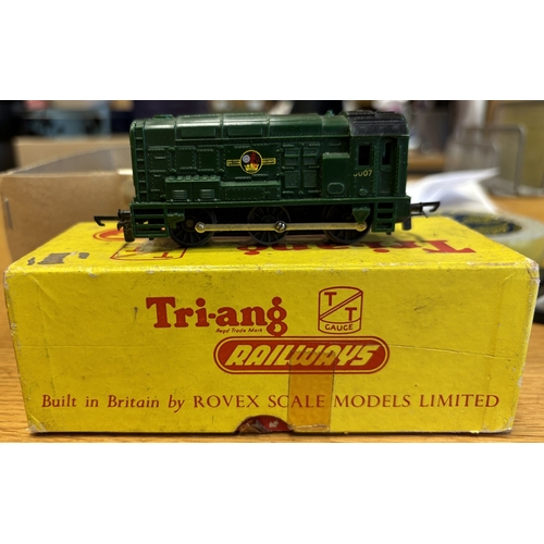 522 - Tri-ang. TT gauge collection, generally very good in good boxes, including Clan line Merchant Navy C... 