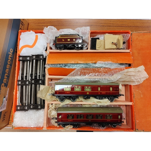 525 - Collection generally good to very good with unboxed locomotives, coaches, wagons, building and acces... 