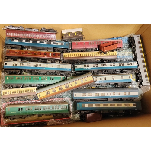 532 - Collection generally good to very good of unboxed locomotives, tenders, coaches, wagons with Bachman... 