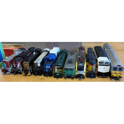 533 - OO gauge collection of unboxed locomotives, generally excellent, including Hornby (6), Piko (4), Wal... 