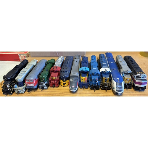 533 - OO gauge collection of unboxed locomotives, generally excellent, including Hornby (6), Piko (4), Wal... 