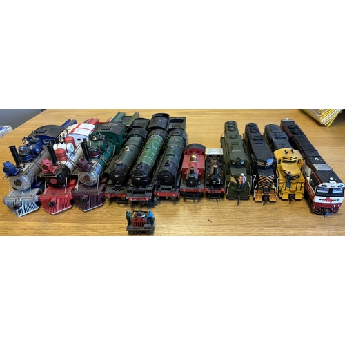 534 - OO gauge collection of unboxed locomotives, generally excellent, including Bachmann (15), Piko (4), ... 