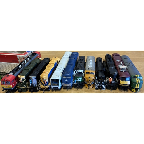 534 - OO gauge collection of unboxed locomotives, generally excellent, including Bachmann (15), Piko (4), ... 