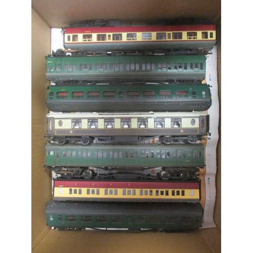 538 - Large accumulation of unboxed OO gauge locomotives, coaches, wagons, buildings and accessories, gene... 