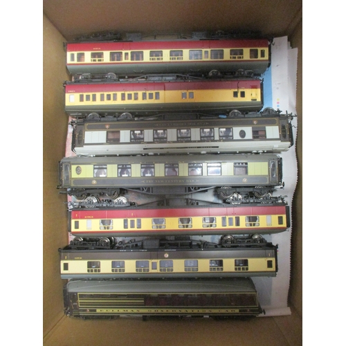 538 - Large accumulation of unboxed OO gauge locomotives, coaches, wagons, buildings and accessories, gene... 