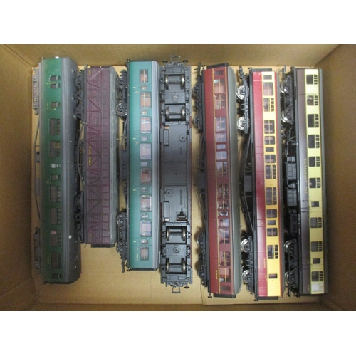 538 - Large accumulation of unboxed OO gauge locomotives, coaches, wagons, buildings and accessories, gene... 