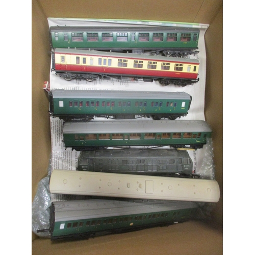 538 - Large accumulation of unboxed OO gauge locomotives, coaches, wagons, buildings and accessories, gene... 