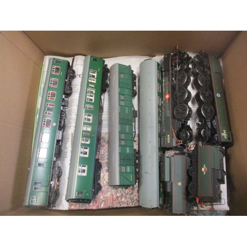 538 - Large accumulation of unboxed OO gauge locomotives, coaches, wagons, buildings and accessories, gene... 