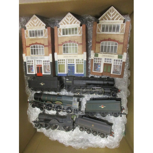 538 - Large accumulation of unboxed OO gauge locomotives, coaches, wagons, buildings and accessories, gene... 