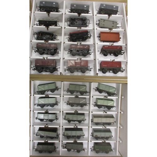 539 - Collection of unboxed OO gauge wagons in 'Bachmann Collector's Club' boxes, generally excellent, inc... 