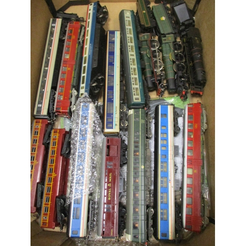 542 - Collection of OO gauge including unboxed locomotives (24), coaches (12), wagons (120) plus empty box... 