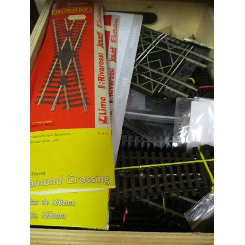 542 - Collection of OO gauge including unboxed locomotives (24), coaches (12), wagons (120) plus empty box... 