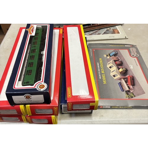 545 - OO gauge collection of locomotives and coaches, generally excellent in very good boxes, including Ho... 