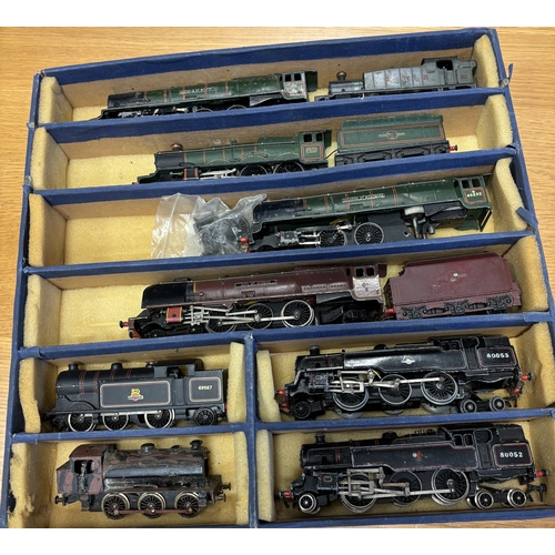 546 - OO gauge collection of unboxed and boxed locomotives, generally excellent in good boxes when include... 