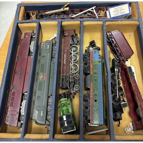 546 - OO gauge collection of unboxed and boxed locomotives, generally excellent in good boxes when include... 