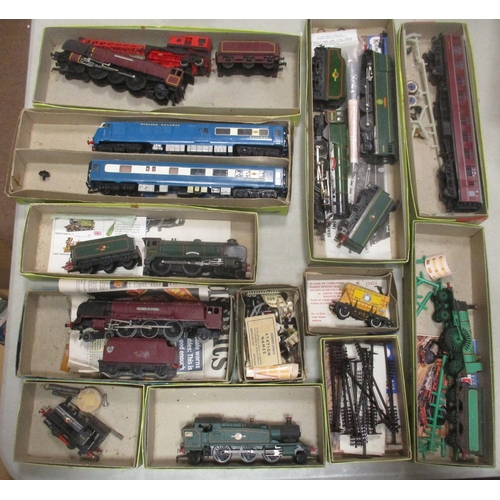 548 - Collection of OO gauge locomotives, coaches, wagons and accessories, generally very good to excellen... 