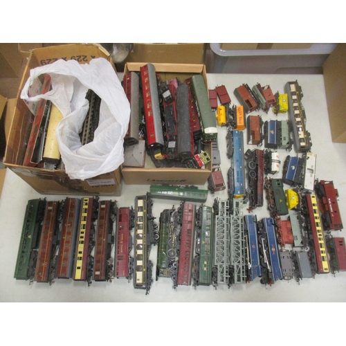 548 - Collection of OO gauge locomotives, coaches, wagons and accessories, generally very good to excellen... 