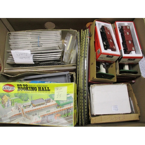 563 - Collection of OO gauge including sets with Hornby Dublo 0-6-0 tank No 2006 (2) one with no locomotiv... 