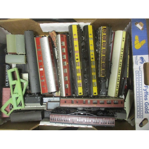 567 - Accumulation of unboxed OO gauge locomotives, coaches, wagons and accessories, generally good to ver... 