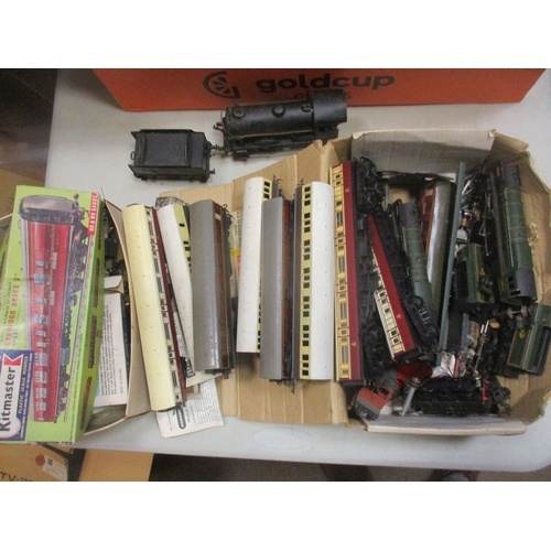 567 - Accumulation of unboxed OO gauge locomotives, coaches, wagons and accessories, generally good to ver... 