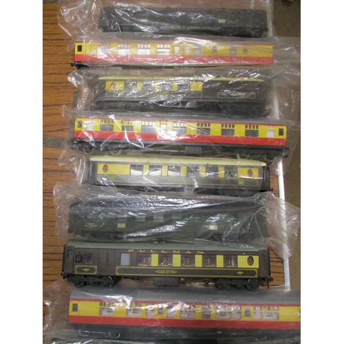 589 - Collection of OO gauge with locomotives including Airfix (1), Hornby (3), Mainline (1), coaches Horn... 