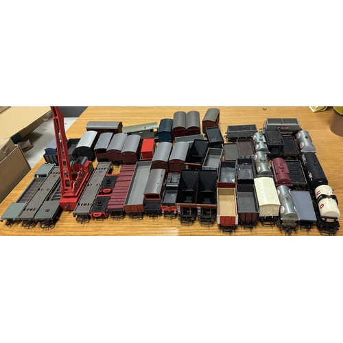 595 - OO gauge collection of boxed and unboxed locomotives, coaches, wagons and accessories, including Hor... 