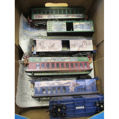 621 - Collection of unboxed OO gauge coaches including majority Bachmann plus Con Cor and Hornby, generall... 