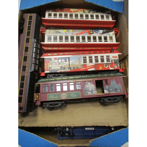 621 - Collection of unboxed OO gauge coaches including majority Bachmann plus Con Cor and Hornby, generall... 