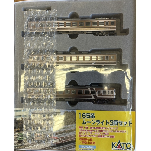 633 - OO gauge collection of mostly accessories including building kits, figures, electrics, power supplie... 