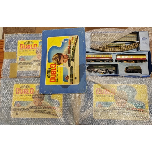 686 - Hornby Dublo. Range of electric train sets (5) generally very good in fair to good boxes, appear com... 