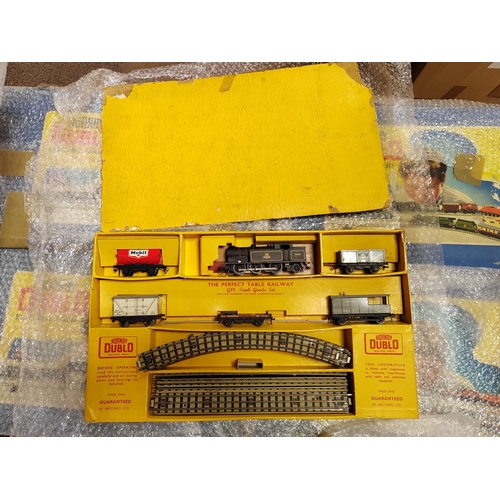 686 - Hornby Dublo. Range of electric train sets (5) generally very good in fair to good boxes, appear com... 