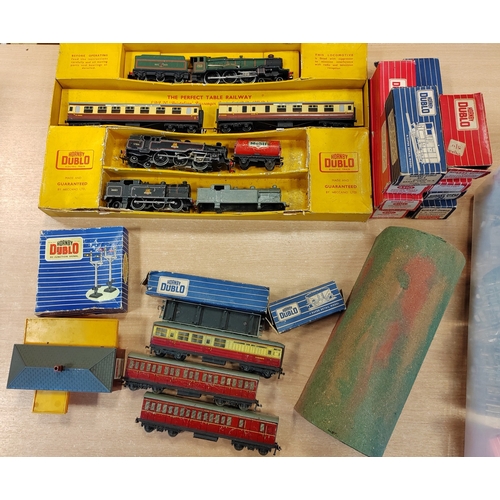 699 - Hornby Dublo. Collection generally good to very good in poor to fair boxes with EDP20 Bristolian tra... 