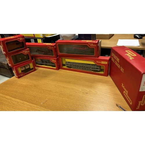 744 - Hornby. Tri-ang OO gauge collection generally very good in very good boxes, including coaches (19) a... 