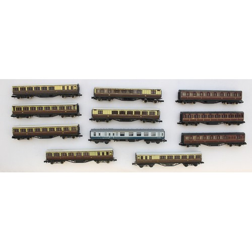 521 - Graham Farish. Range of unboxed N gauge locomotives, coaches and wagons, generally very good, includ... 