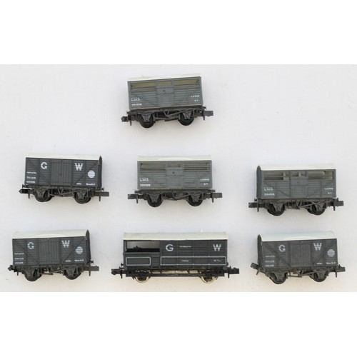 521 - Graham Farish. Range of unboxed N gauge locomotives, coaches and wagons, generally very good, includ... 