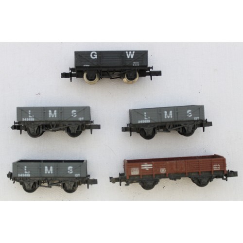 521 - Graham Farish. Range of unboxed N gauge locomotives, coaches and wagons, generally very good, includ... 