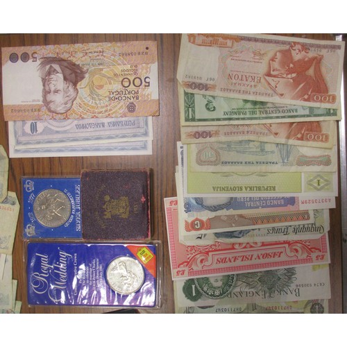 611 - Collection including GB crowns circulated and commemorative plus world ranges from Canada, France, G... 