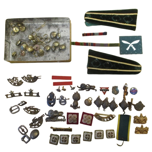 101 - Mixed accumulation in mixed condition of cap badges, shoulder badges, buttons etc. (T)