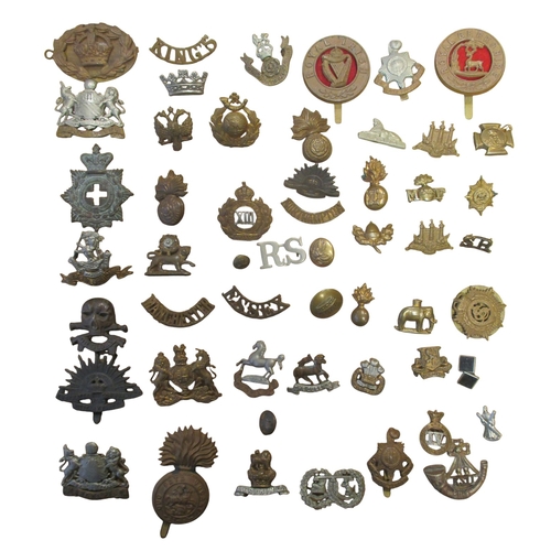 101 - Mixed accumulation in mixed condition of cap badges, shoulder badges, buttons etc. (T)