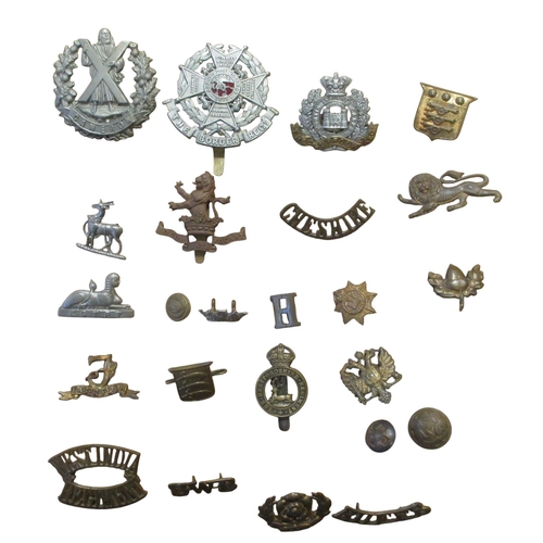 101 - Mixed accumulation in mixed condition of cap badges, shoulder badges, buttons etc. (T)