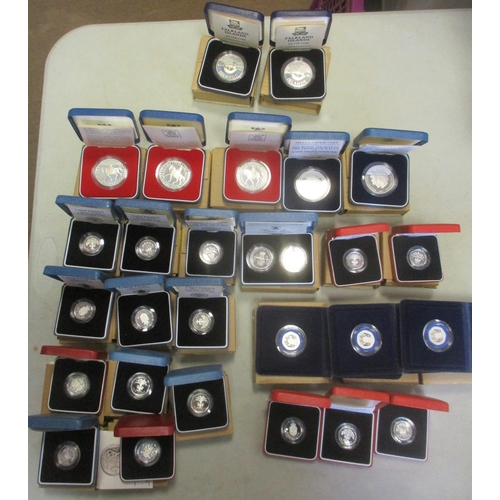 465 - Range of boxed silver proofs FDC, with crown 1977 (3), 1981 (2), £2 1989 twin set, £1 piedfort 1984,... 