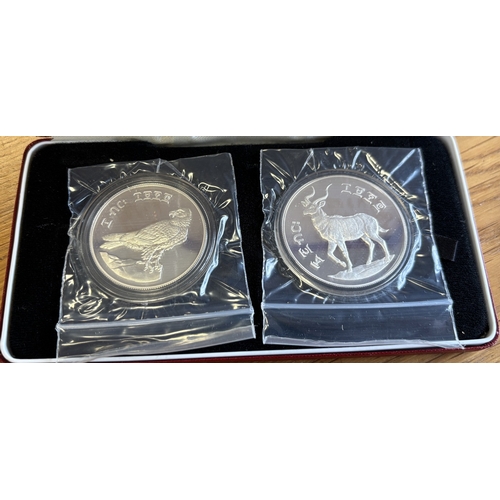 560 - Collection of worldwide proof coinage, mostly in set cases, including Columbia silver proof FDC 1978... 