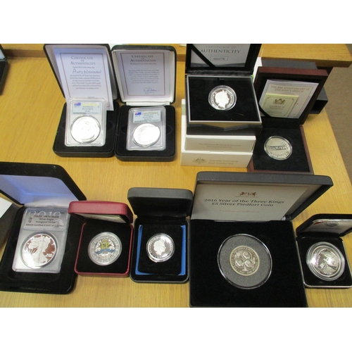 590 - Collection with GB 2016 £5 silver piedfort proof, silver proofs with Australia 2016 $1, 2017 $1 in P... 