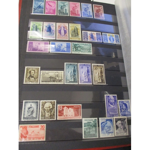 194 - Italy. Middle period to modern, mainly UM, coln in large stockbook with range of UM sets from 1940s ... 