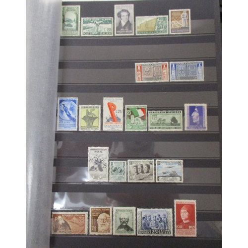 194 - Italy. Middle period to modern, mainly UM, coln in large stockbook with range of UM sets from 1940s ... 