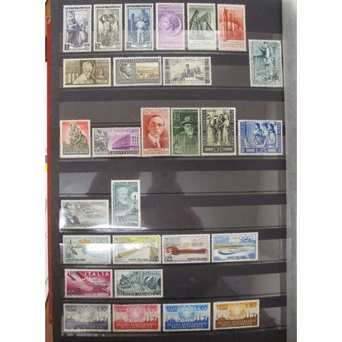 194 - Italy. Middle period to modern, mainly UM, coln in large stockbook with range of UM sets from 1940s ... 